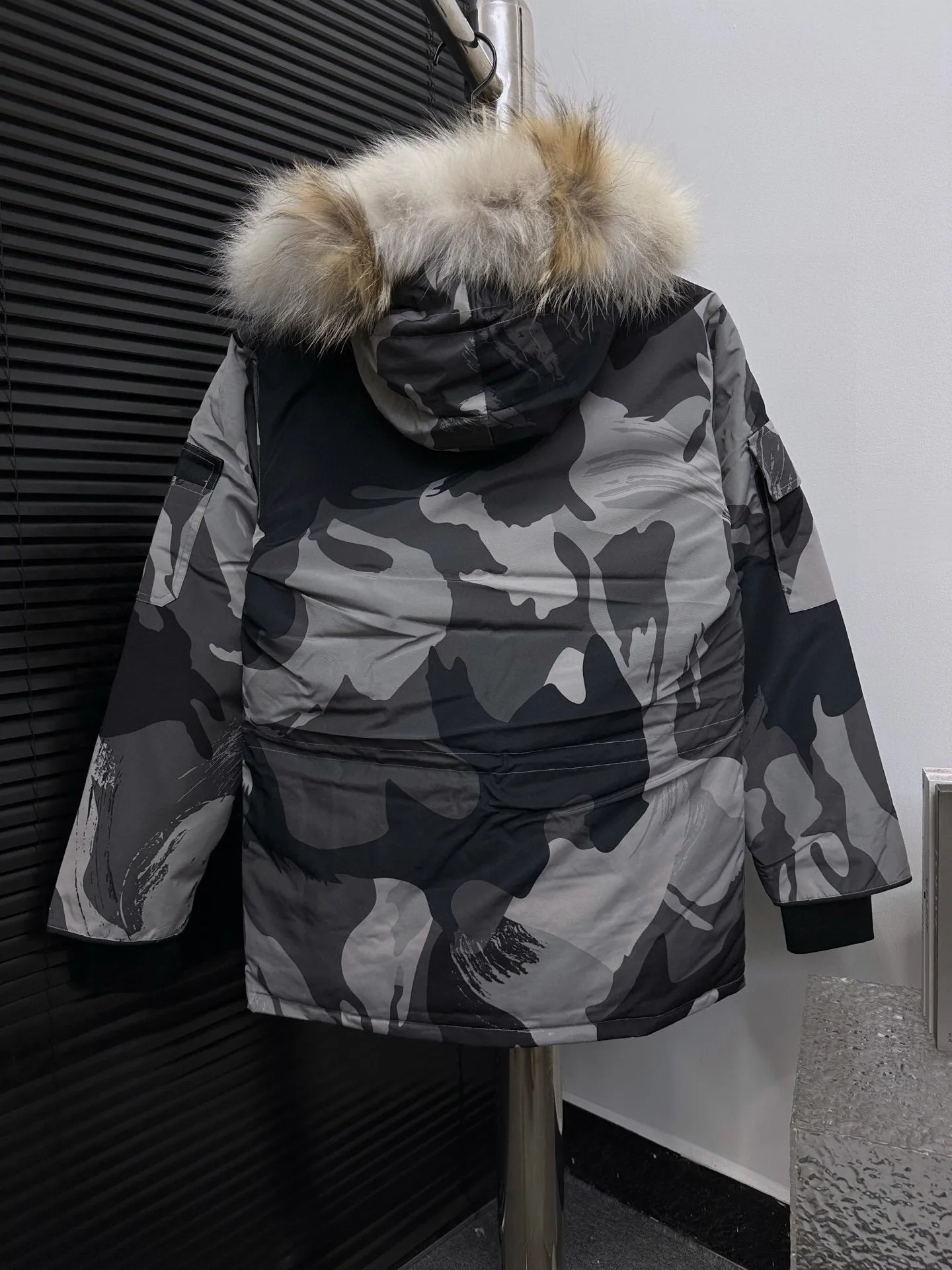 P780 Top Purchasing Version (Wolf Hair Optional) 🇨🇦CANADA GOOES 24 new models 08 models/couple models Factory direct supply: supplying global purchasing agents, micro-business, entities, Tmall, high-end stalls and studio cooperation, free shipping! Canada Goose Expedition Parka 2008 is the same style for men and women. It is mid-length and the most timeless classic. All Arctic and Antarctic scientific expedition teams choose Canada Goose as their cold-proof equipment. It is the Rolls-Royce of down jackets. ➖ Industry-leading anti-counterfeiting chip sensing. ➖ Imported Behringer embroidery machines and customized embroidery labels, the highest level and industry leading. ➖ Imported Korean 21-count polyester-cotton blended original fabric, TC85 waterproof coated fabric, water-repellent, windproof and wear-resistant. ➖ The new national standard 80 white duck down is filled with an average of 520 grams of down. The amount of down filled is industry-leading. ➖ 100% nylon lining with double double-layer sealing design to prevent velvet running, and seamless thread design on the cuffs! ➖ Western Canadian Green Wolf Collar. ➖ Yoshida YKK provides original factory-customized electroplated sliders. YKK two-way lockable zippers are tight and smooth and do not peel off paint. ➖ 3M composite Velcro is durable and the accessories and hardware are all custom-made. Note: Our copywriting is only simple and clear. Instead of bragging about the copywriting, it is better to compare and understand with samples. Only for the purest goose, the most dedicated, the most professional, the highest quality, the highest cost performance!  Size:XS-XXL